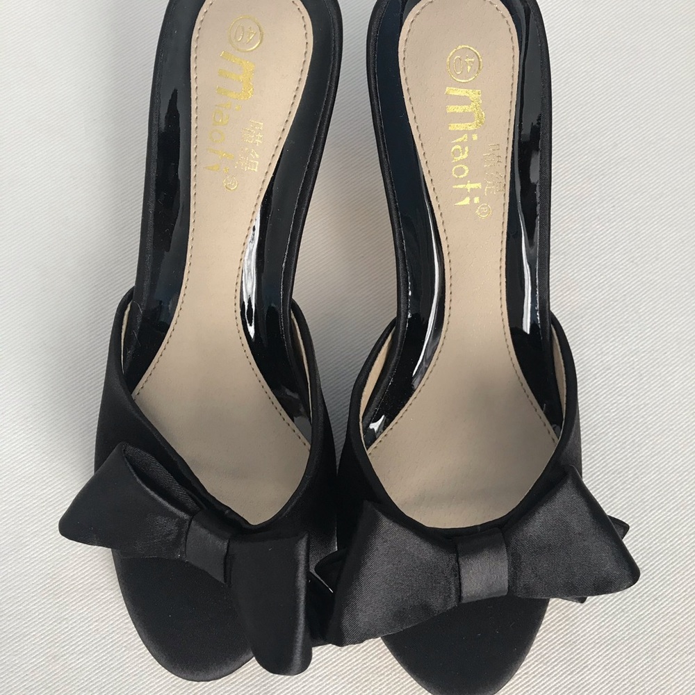 BLACK SATIN PEEP TOE PUMP